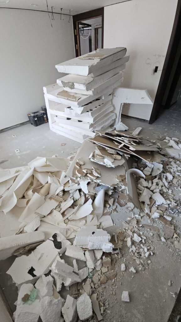 철거한 구형 스티로폼 단열재가 바닥에 쌓여 있는 모습