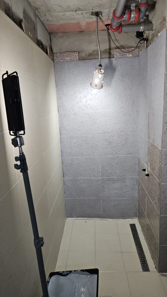 비흡수면 프라이머를 바른 뒤 회색빛으로 바뀐 샤워부스 벽면 모습