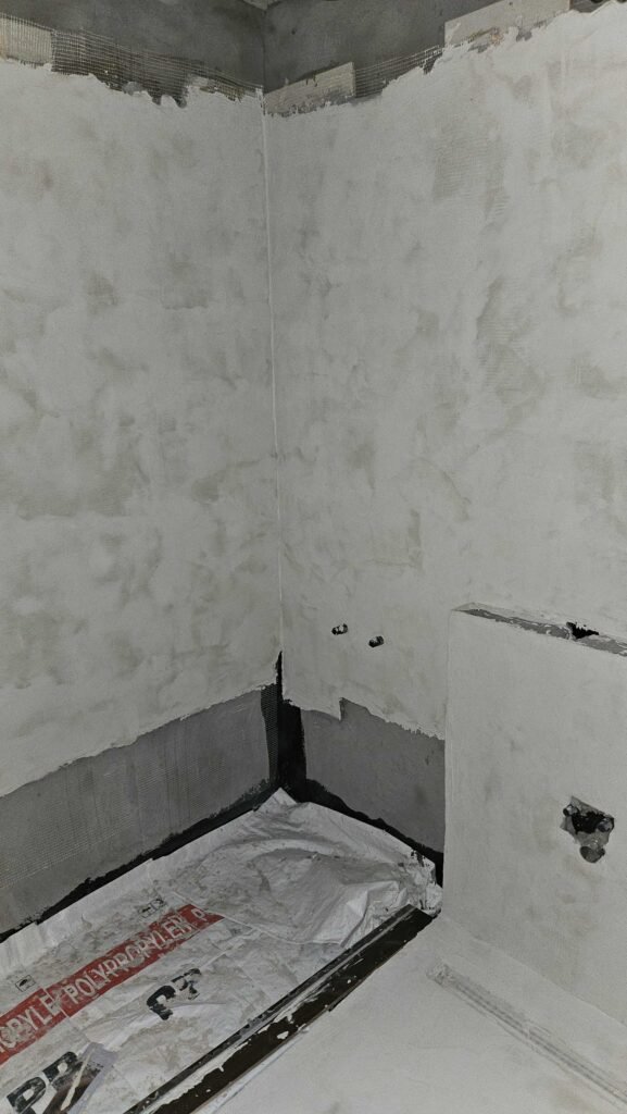 공용 욕실 마이크로시멘트 샌딩후 얼룩 덜룩한 모습1