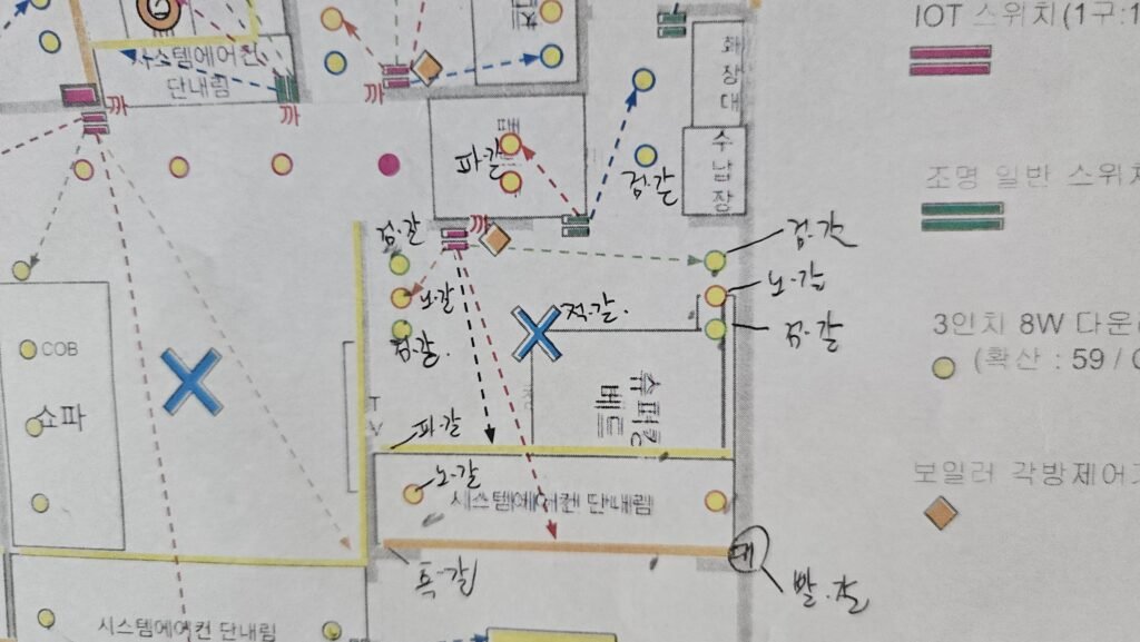 전기 배선 계획서에 전기 배선 현황을 상세히 기록한 모습