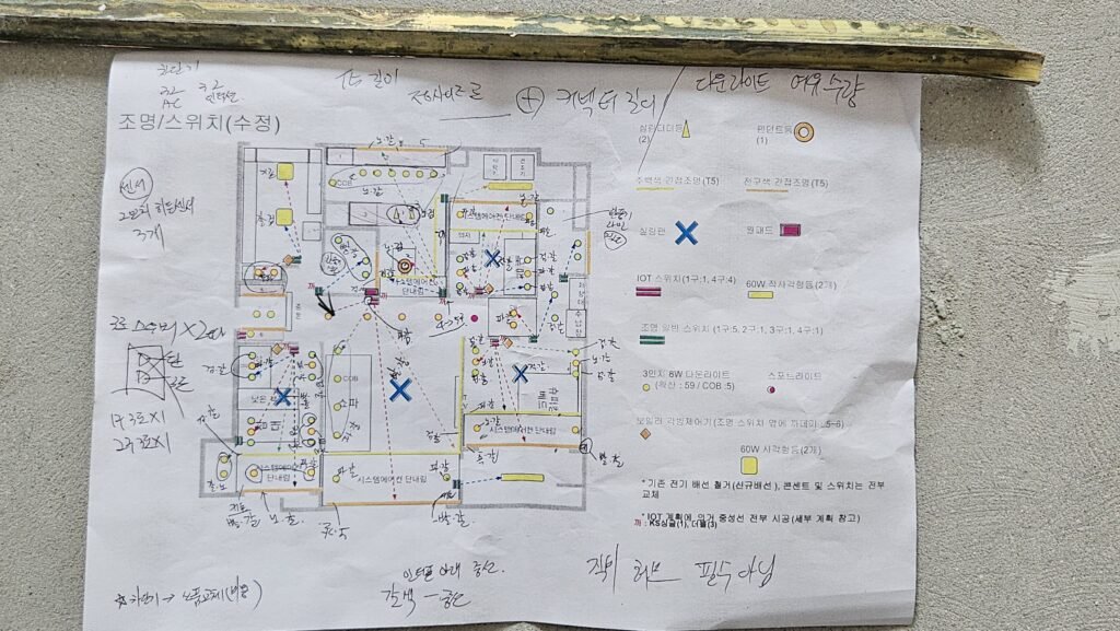 천장에서 나온 배선의 종류와 위치를 색깔별로 표시해둔 모습