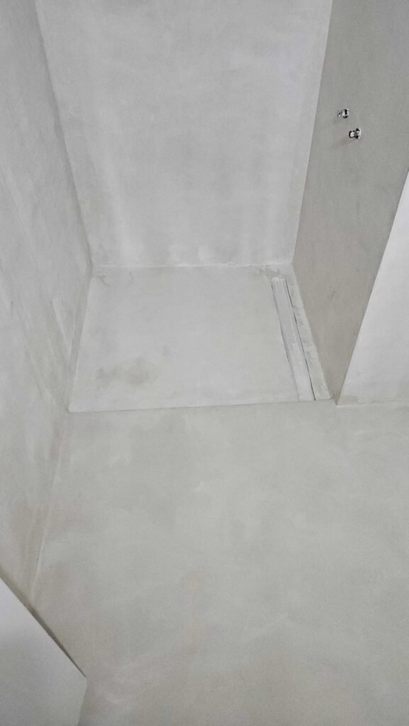 2차 미장 후 비교적 균일해진 안방 욕실 모서리 미장면