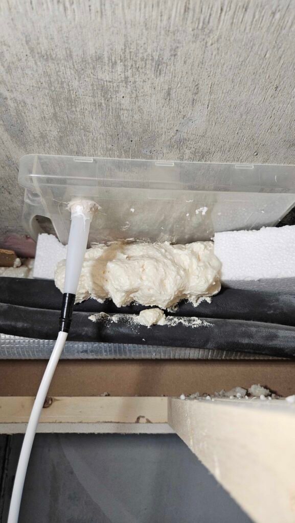 작은방 누수 부분에 물 받이 및 배관을 위해 제작한 자재를 누수 부분에 고정한 모습