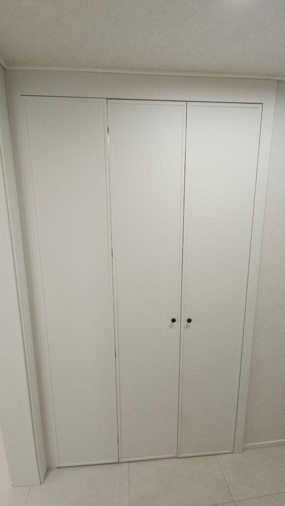 PS170 필름으로 마감한 안방 드레스룸·팬트리 폴딩도어