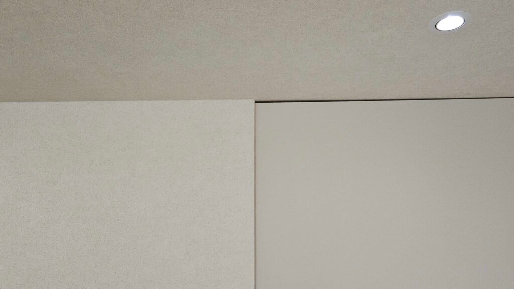 천장과 마감재 경계에서 평활도 차이로 생긴 이음선 클로즈업